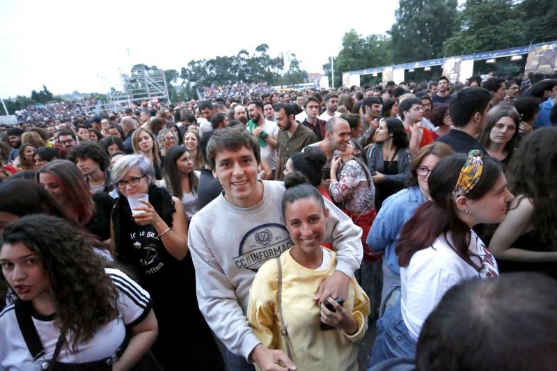 El sexteto se mete al público en el bolsillo en su único concierto en Asturias, que pertenece a su gira Mismo sitio, distinto lugar