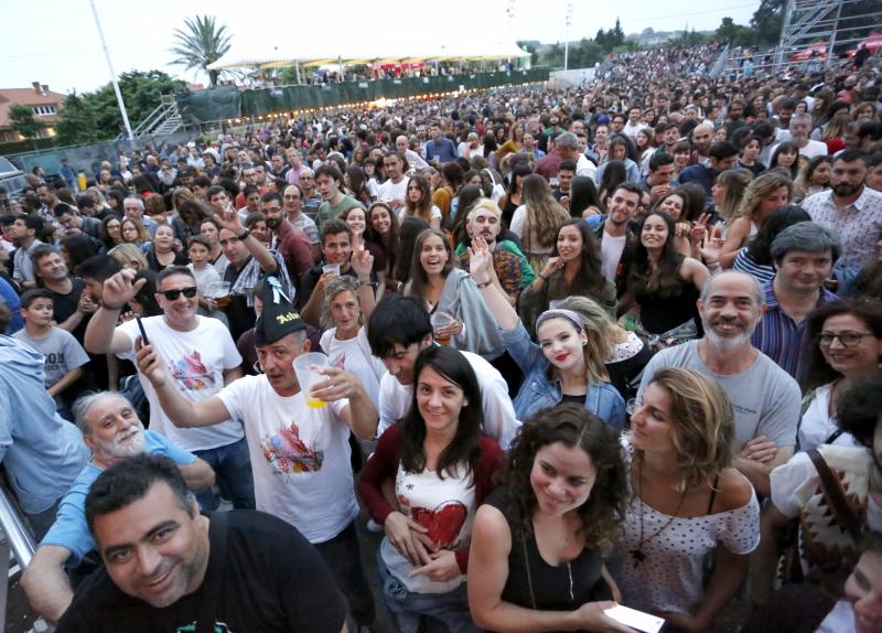 El sexteto se mete al público en el bolsillo en su único concierto en Asturias, que pertenece a su gira Mismo sitio, distinto lugar