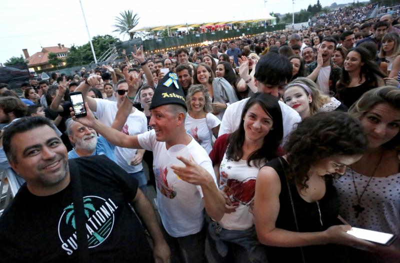 El sexteto se mete al público en el bolsillo en su único concierto en Asturias, que pertenece a su gira Mismo sitio, distinto lugar