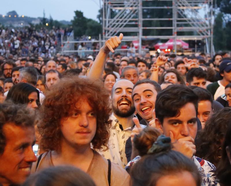 El sexteto se mete al público en el bolsillo en su único concierto en Asturias, que pertenece a su gira Mismo sitio, distinto lugar