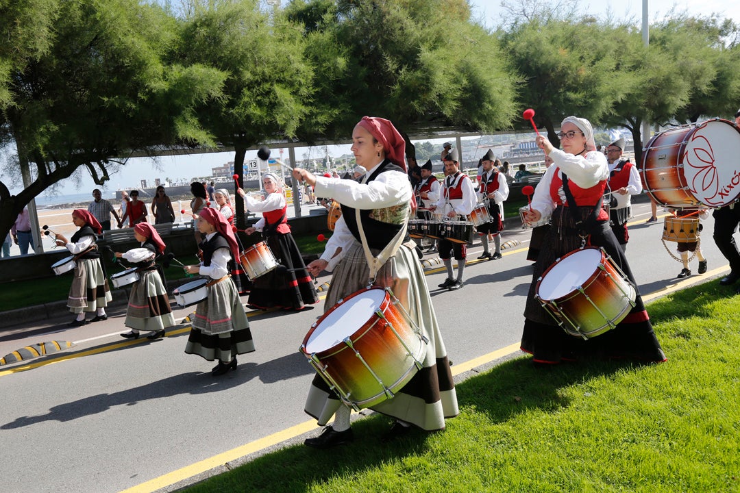 Decenas de personas participaron en el animado desfile que partió del parque Isabel la Católica y terminó en el Campo Valdés