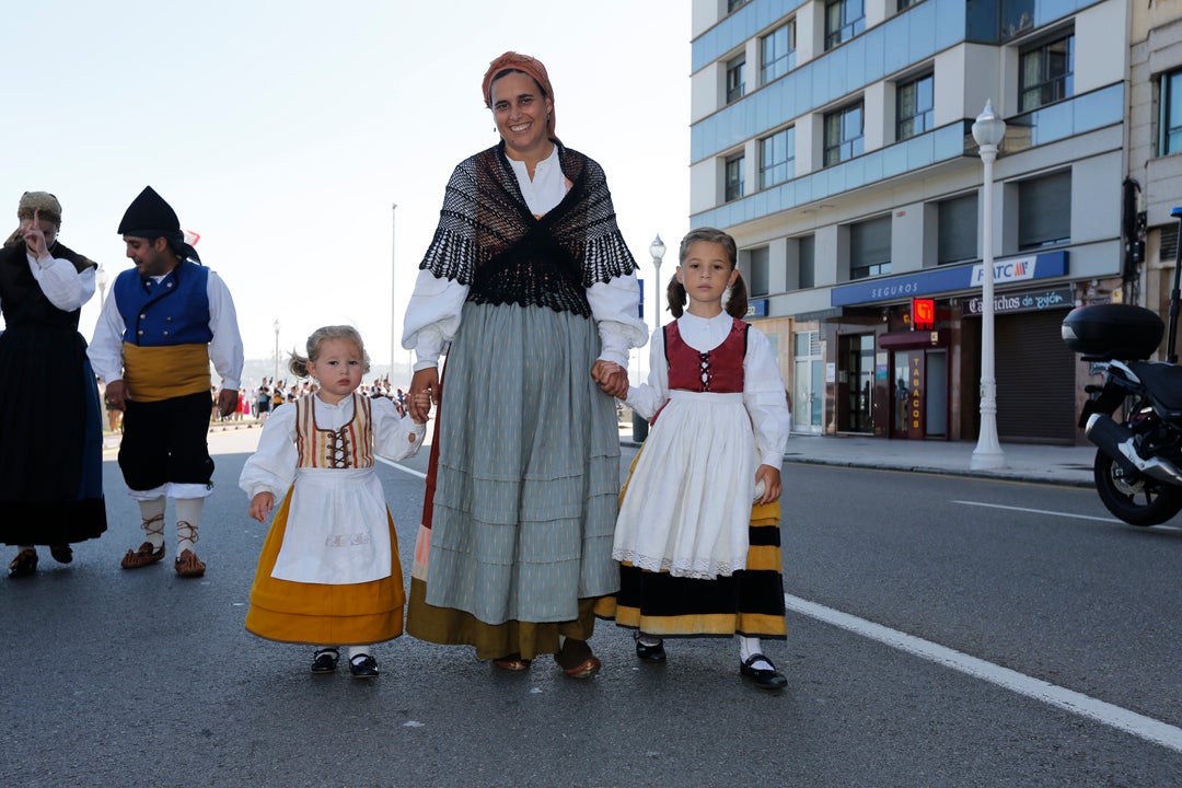 Decenas de personas participaron en el animado desfile que partió del parque Isabel la Católica y terminó en el Campo Valdés