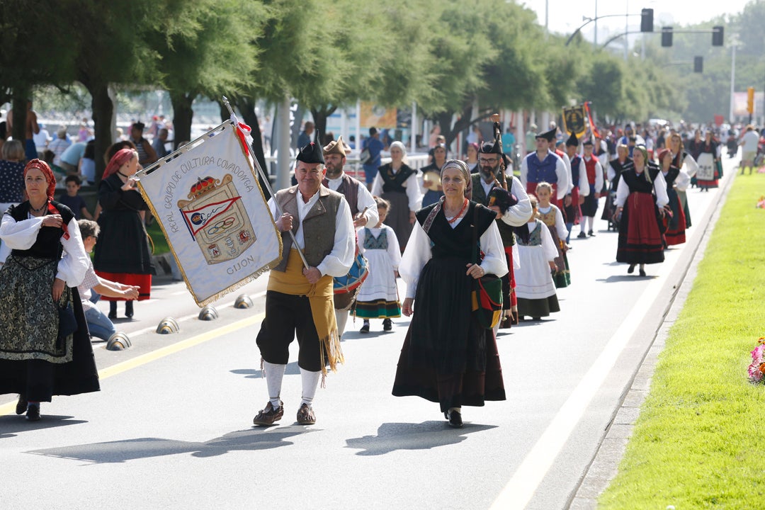 Decenas de personas participaron en el animado desfile que partió del parque Isabel la Católica y terminó en el Campo Valdés