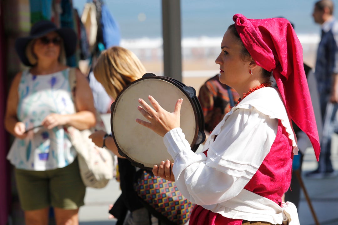 Decenas de personas participaron en el animado desfile que partió del parque Isabel la Católica y terminó en el Campo Valdés