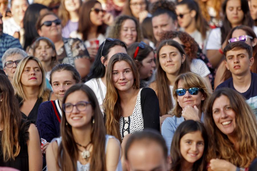 Los dieciséis exconcursantes se llevan un sonoro triunfo con su única actuación en Asturias, que congregó a más de 10.000 personas