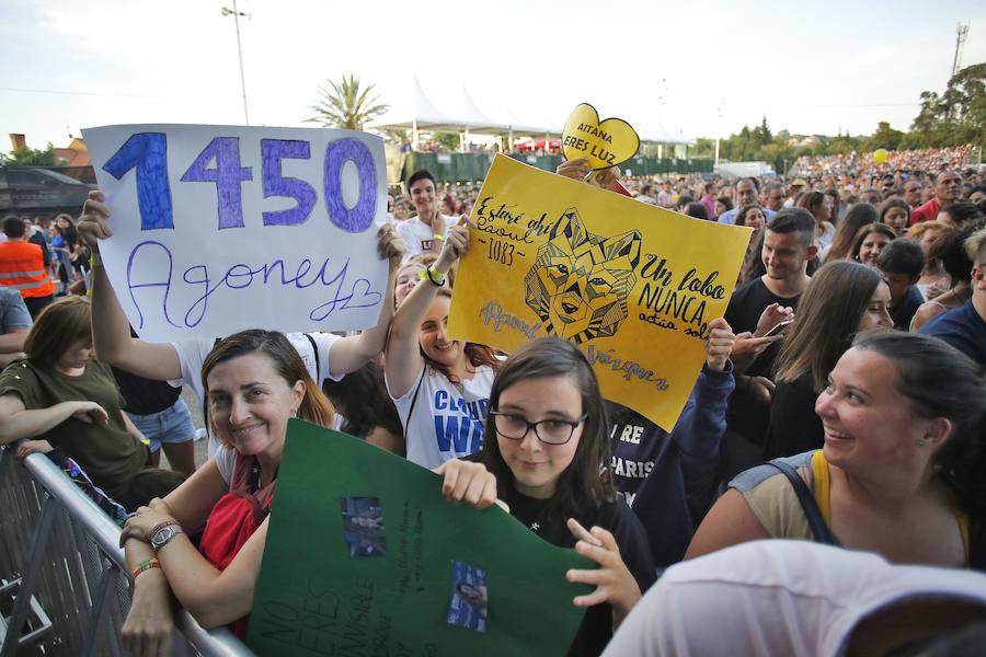 Los dieciséis exconcursantes se llevan un sonoro triunfo con su única actuación en Asturias, que congregó a más de 10.000 personas