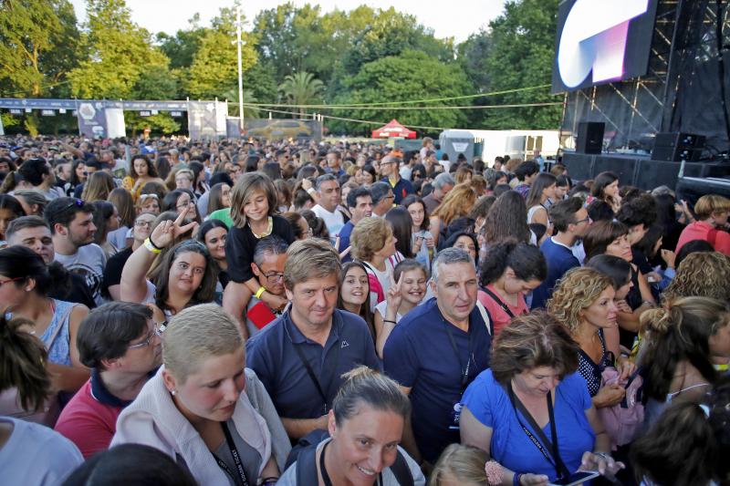 Los dieciséis exconcursantes se llevan un sonoro triunfo con su única actuación en Asturias, que congregó a más de 10.000 personas