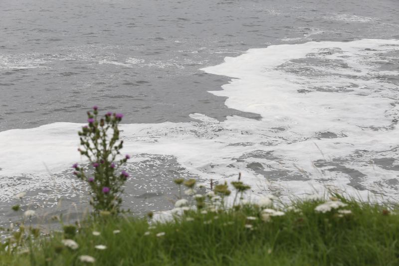 El vertido, procedente de Peñarrubia, no obligó a prohibir el baño en la costa