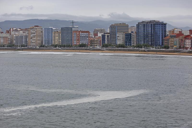 El vertido, procedente de Peñarrubia, no obligó a prohibir el baño en la costa