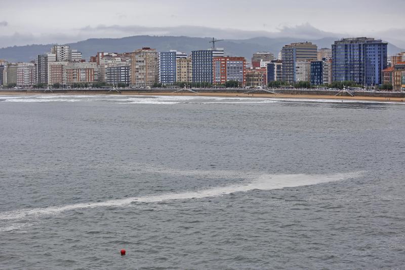 El vertido, procedente de Peñarrubia, no obligó a prohibir el baño en la costa