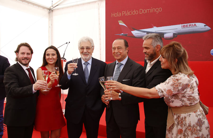 Iberia ha bautizado con el nombre 'Plácido Domingo' a su primer A350, un acto que ha contado con la presencia del tenor español que ha manifestado «una gran emoción» por este reconocimiento, que ha calificado de «privilegio».