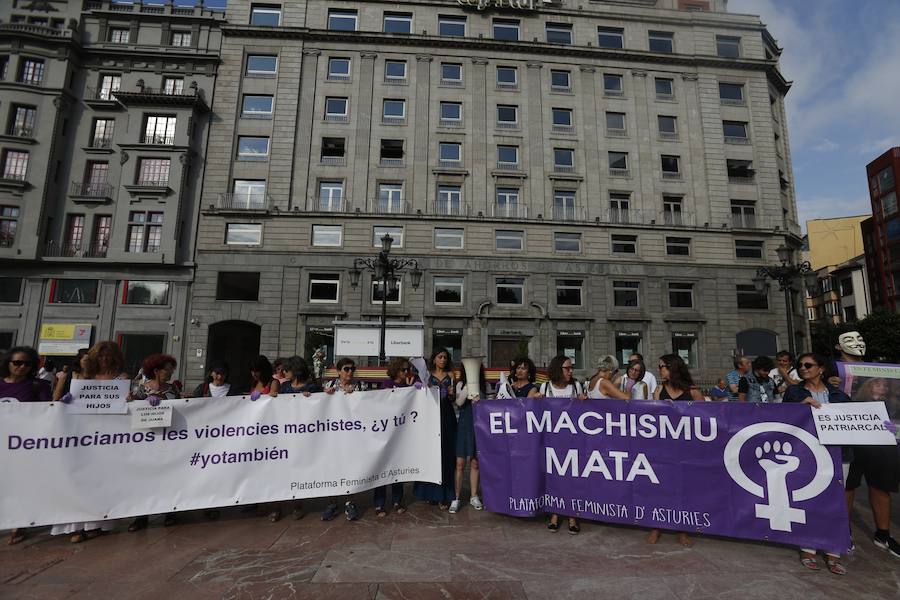 Numerosos asturianos secundaron la convocatoria de los colectivos feministas para rechazar la sentencia que condena a Juana Rivas a un total de cinco años de prisión como autora de dos delitos de sustracción de menores