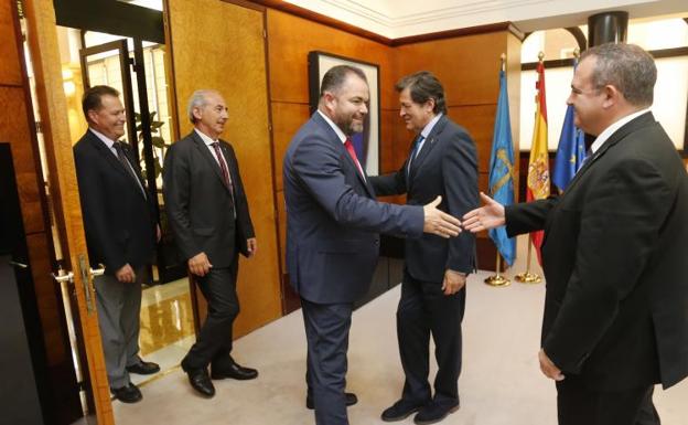 Javier Fernández (centro) e Isaac Pola (derecha) reciben a los presidentes de las Cámaras de Comercio de Oviedo, Gijón y Avilés.