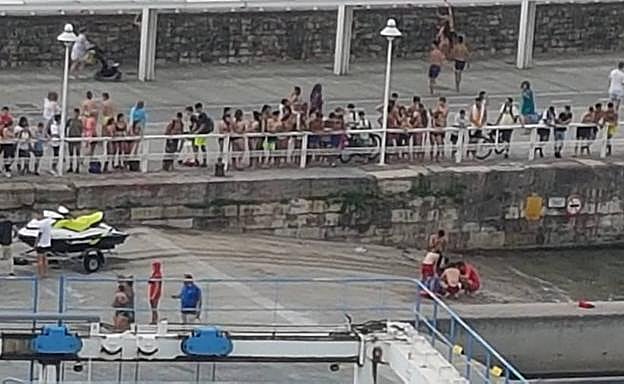 Un menor, a punto de ahogarse en la playa de Poniente, en Gijón