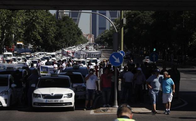 Los taxistas se concentran en el madrileño Paseo de la Castellana.