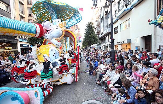 El desfile del Día de América en Asturias del año pasado, a su transcurso por Uría. 