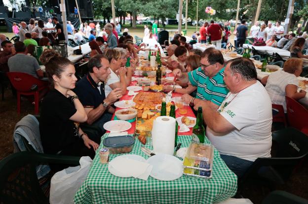 Ambientazo en la carpa hasta el último día. :: AURELIO FLÓREZ