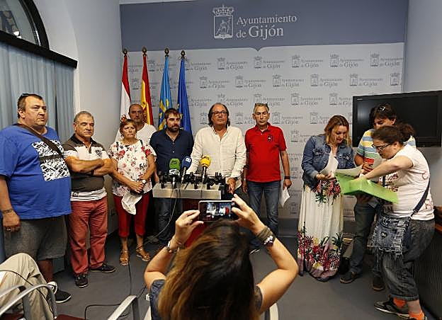 Daniel Ripa y Mario Fueyo, con afectados de iDental. 