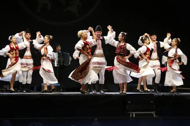 El Grupo Folclórico Timisul, de Rumanía, durante su actuación de anoche en el escenario de la plaza Mayor de Gijón.