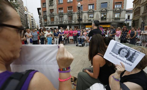 Gijón. Numerosos vecinos, en la plaza de El Parchís, protestan contra la condena.