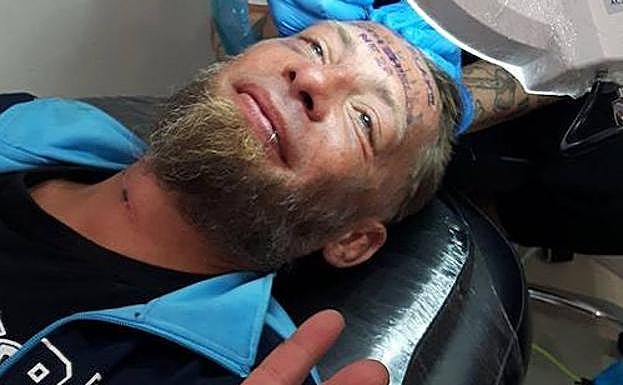 Unos ingleses pagan a un indigente en Benidorm para que se tatúe el nombre de uno de ellos en la frente