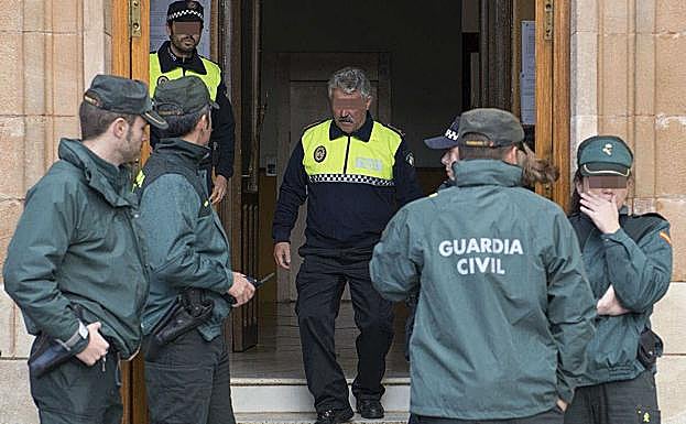 Agentes de la Unidad Central Operativa (UCO) de la Guardia Civil durante el registro efectuado en el Ayuntamiento de La Carolina (Jaén), en el marco de la operación 'Enredadera'. 