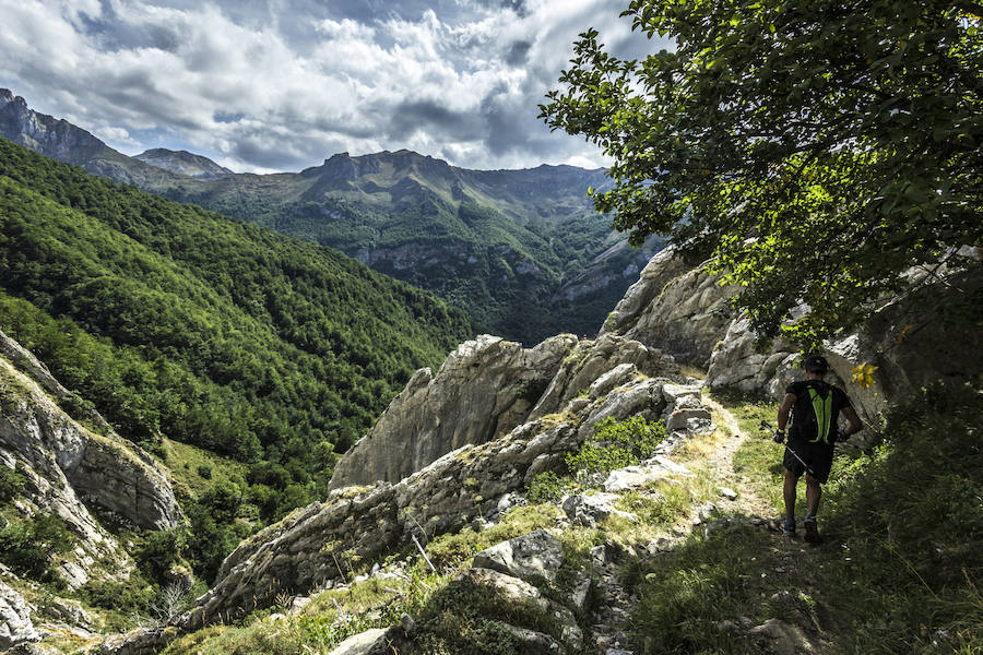 Somiedo. Un senderista disfruta de las impresionantes vistas del concejo, declarado también Parque Natural. 