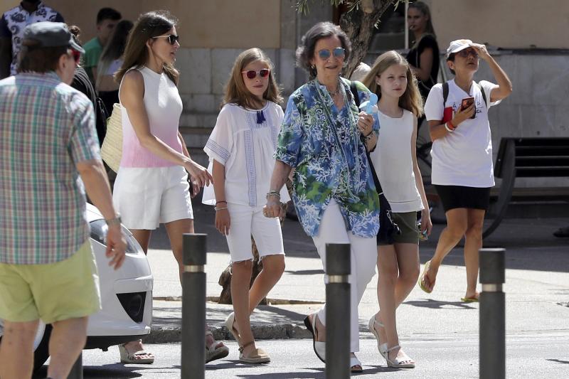 La reina Letizia y doña Sofía han visitado el mercado de Palma junto a la princesa Leonor y la infanta Sofía. Juntas han disfrutado también de un paseo por la ciudad.