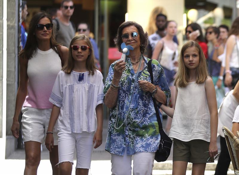 La reina Letizia y doña Sofía han visitado el mercado de Palma junto a la princesa Leonor y la infanta Sofía. Juntas han disfrutado también de un paseo por la ciudad.