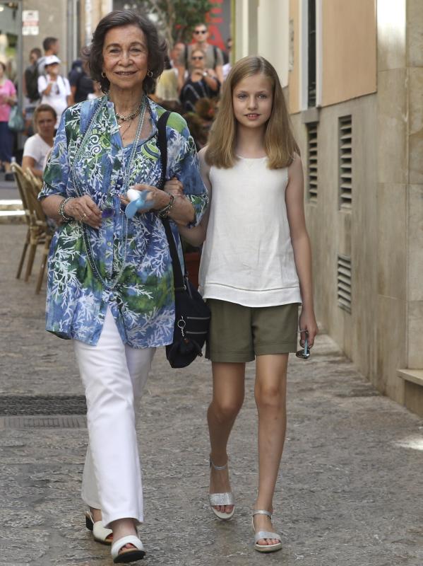 La reina Letizia y doña Sofía han visitado el mercado de Palma junto a la princesa Leonor y la infanta Sofía. Juntas han disfrutado también de un paseo por la ciudad.