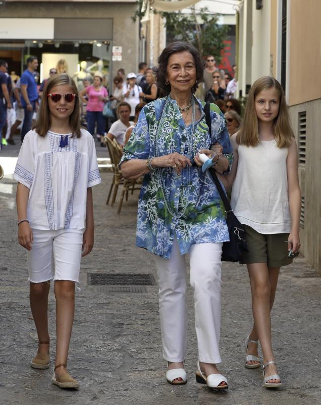 La reina Letizia y doña Sofía han visitado el mercado de Palma junto a la princesa Leonor y la infanta Sofía. Juntas han disfrutado también de un paseo por la ciudad.