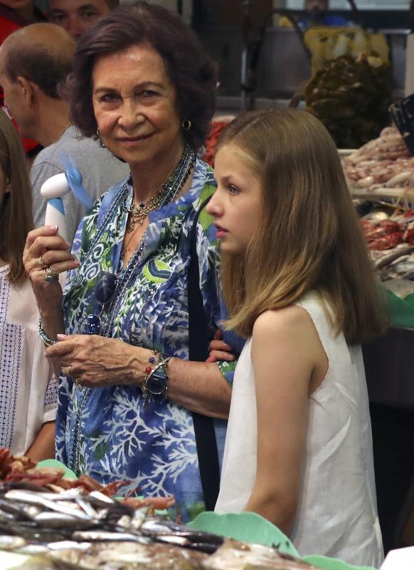 La reina Letizia y doña Sofía han visitado el mercado de Palma junto a la princesa Leonor y la infanta Sofía. Juntas han disfrutado también de un paseo por la ciudad.