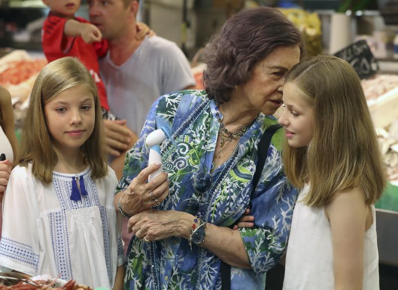 La reina Letizia y doña Sofía han visitado el mercado de Palma junto a la princesa Leonor y la infanta Sofía. Juntas han disfrutado también de un paseo por la ciudad.