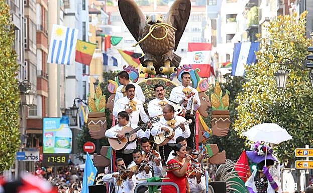 Una de las carrozas en el Día de América en Asturias. 