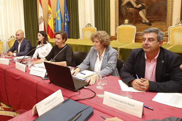 Jesús Martínez, Ana Braña, la alcaldesa Carmen Moriyón, Rosa Urdiales y Esteban Aparicio durante el Consejo Sectorial. 