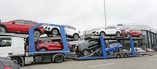 Un camión trailer de coches nuevos, ayer, frente al concesionario de Mercedes-Benz, de Adarsa, en Gijón. 