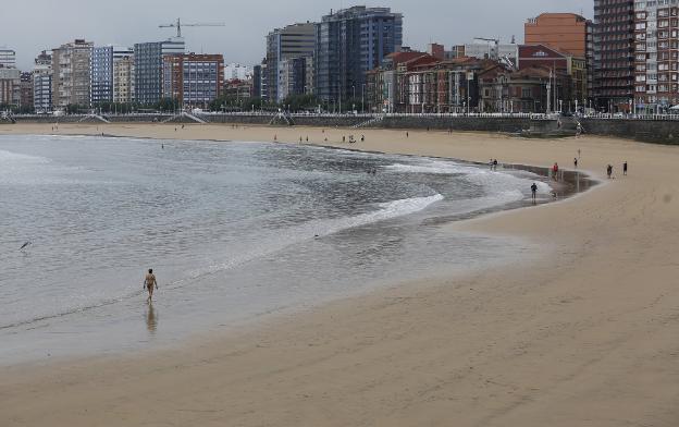 La playa de San Lorenzo, con poca entrada ayer. 