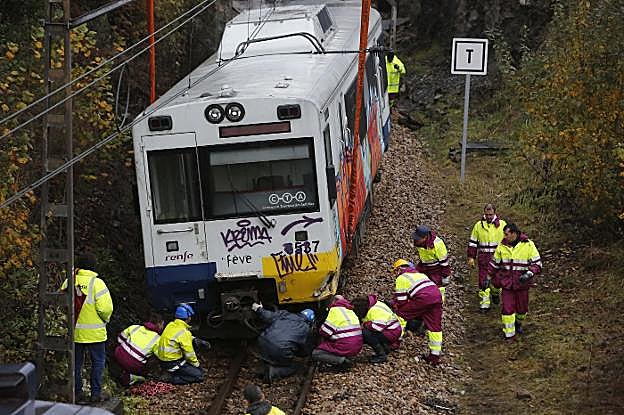 Los operarios revisan la vía del tren descarrilado en El Entrego en noviembre, la primera de las cinco salidas de vías registradas desde entonces. 