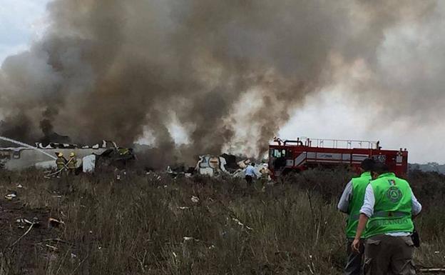 Fotografía cedida a EFE por la Coordinación Estatal de Protección Civil (CPCE) del estado de Durango, del avión de pasajeros de la aerolínea Aeroméxico que se estrelló este martes en México.