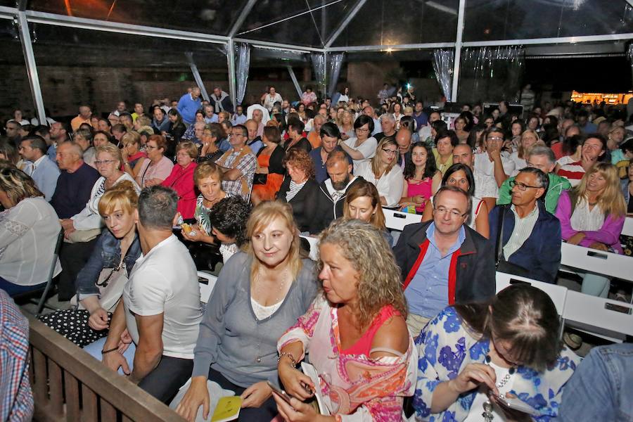 La orquesta Assia abrió anoche la Terraza del Botánico. La reconocida formación fue la primera en actuar en el programa que organiza el Jardín Botánico, un concierto que congregó a una gran cantidad de público. El programa continuará el domingo con la fiesta tributo a Los locos.La periodista Toni Rodero, colaboradora de este diario, será la conductora de una fiesta que tendrá aforo limitado.El precio de las entradas es de 15 euros. 
