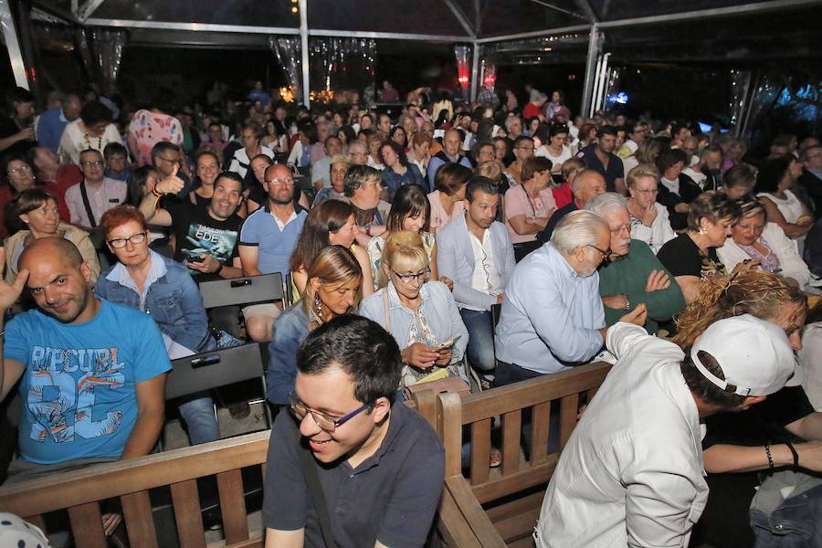 La orquesta Assia abrió anoche la Terraza del Botánico. La reconocida formación fue la primera en actuar en el programa que organiza el Jardín Botánico, un concierto que congregó a una gran cantidad de público. El programa continuará el domingo con la fiesta tributo a Los locos.La periodista Toni Rodero, colaboradora de este diario, será la conductora de una fiesta que tendrá aforo limitado.El precio de las entradas es de 15 euros. 