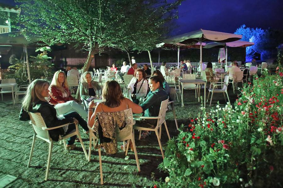 La orquesta Assia abrió anoche la Terraza del Botánico. La reconocida formación fue la primera en actuar en el programa que organiza el Jardín Botánico, un concierto que congregó a una gran cantidad de público. El programa continuará el domingo con la fiesta tributo a Los locos.La periodista Toni Rodero, colaboradora de este diario, será la conductora de una fiesta que tendrá aforo limitado.El precio de las entradas es de 15 euros. 