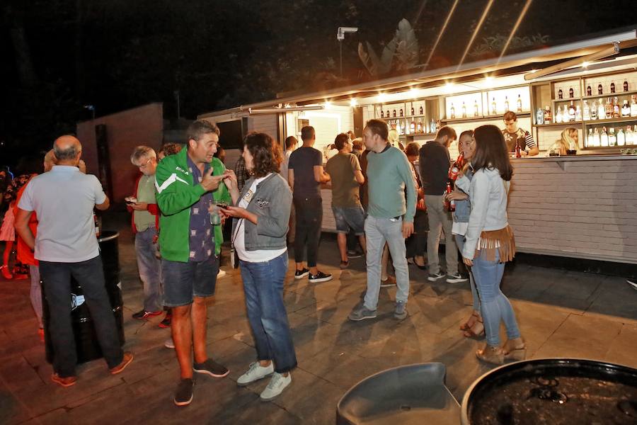La orquesta Assia abrió anoche la Terraza del Botánico. La reconocida formación fue la primera en actuar en el programa que organiza el Jardín Botánico, un concierto que congregó a una gran cantidad de público. El programa continuará el domingo con la fiesta tributo a Los locos.La periodista Toni Rodero, colaboradora de este diario, será la conductora de una fiesta que tendrá aforo limitado.El precio de las entradas es de 15 euros. 