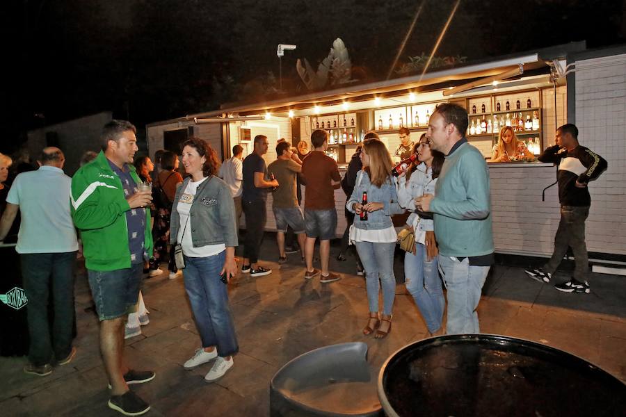 La orquesta Assia abrió anoche la Terraza del Botánico. La reconocida formación fue la primera en actuar en el programa que organiza el Jardín Botánico, un concierto que congregó a una gran cantidad de público. El programa continuará el domingo con la fiesta tributo a Los locos.La periodista Toni Rodero, colaboradora de este diario, será la conductora de una fiesta que tendrá aforo limitado.El precio de las entradas es de 15 euros. 