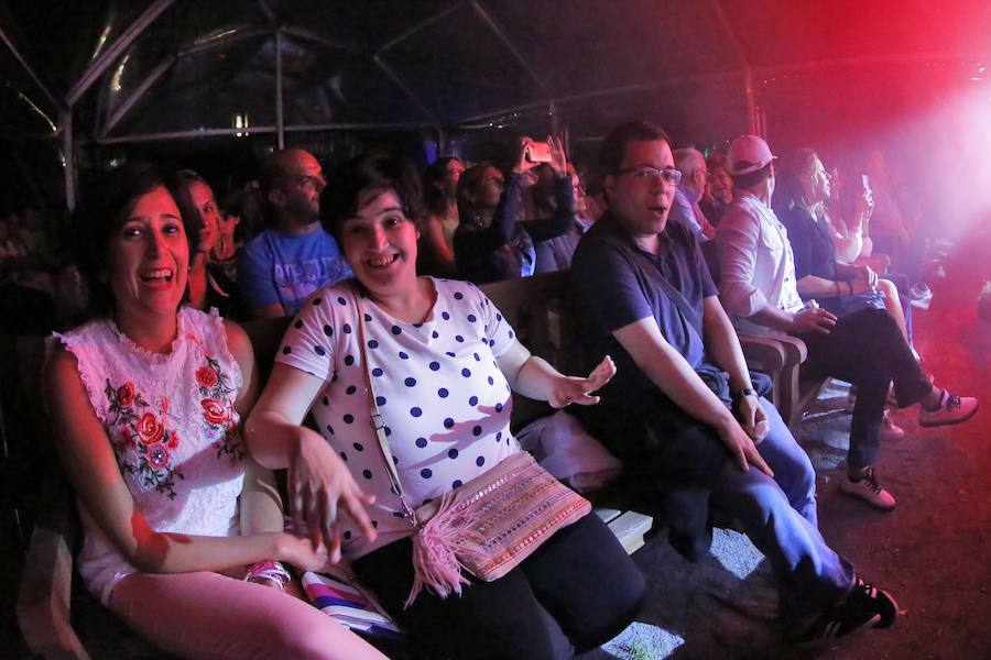 La orquesta Assia abrió anoche la Terraza del Botánico. La reconocida formación fue la primera en actuar en el programa que organiza el Jardín Botánico, un concierto que congregó a una gran cantidad de público. El programa continuará el domingo con la fiesta tributo a Los locos.La periodista Toni Rodero, colaboradora de este diario, será la conductora de una fiesta que tendrá aforo limitado.El precio de las entradas es de 15 euros. 