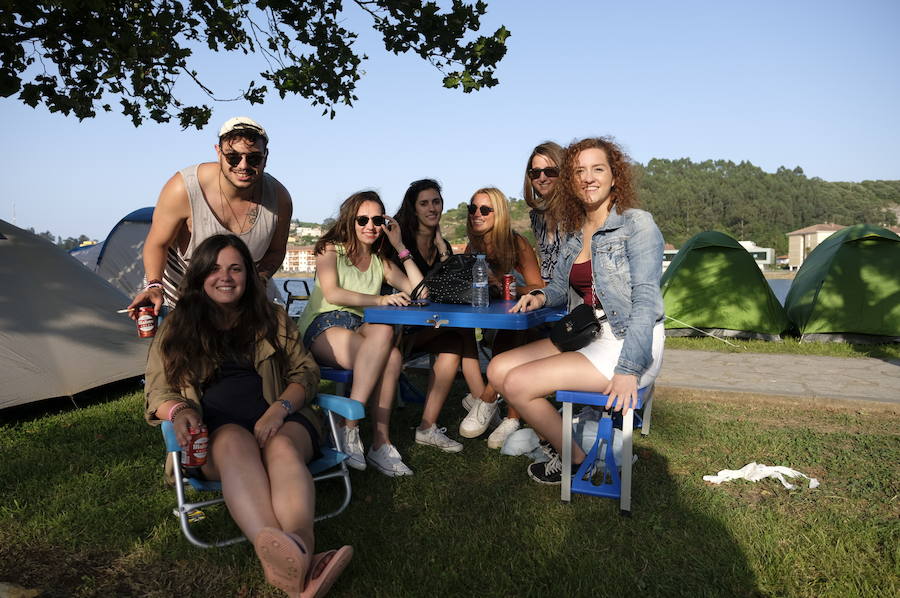Los campistas de la Fiesta de las Piraguas ya han montado sus tiendas y disfrutan de la jornada.