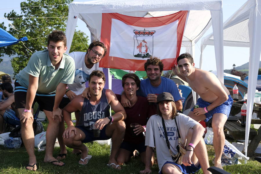 Los campistas de la Fiesta de las Piraguas ya han montado sus tiendas y disfrutan de la jornada.