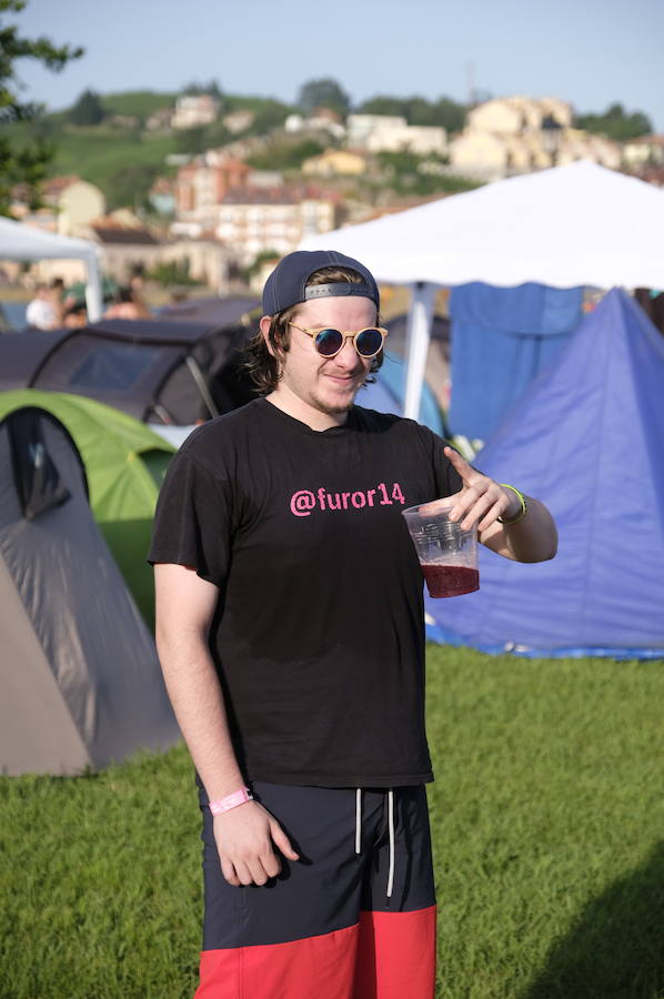 Los campistas de la Fiesta de las Piraguas ya han montado sus tiendas y disfrutan de la jornada.