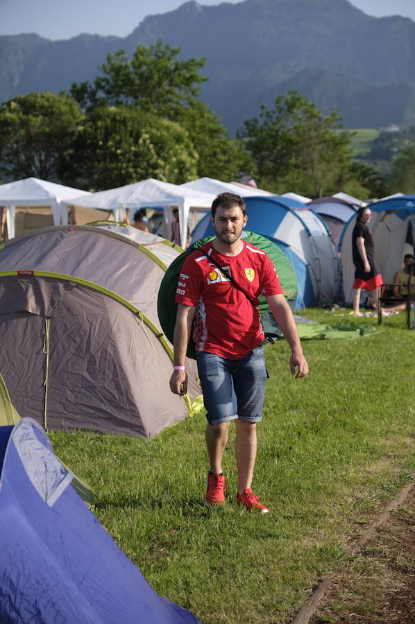 Los campistas de la Fiesta de las Piraguas ya han montado sus tiendas y disfrutan de la jornada.