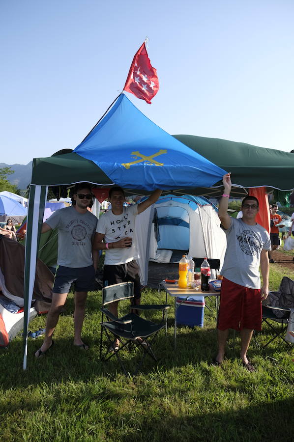 Los campistas de la Fiesta de las Piraguas ya han montado sus tiendas y disfrutan de la jornada.